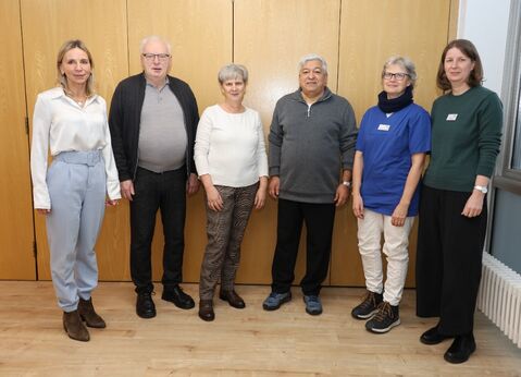 In den wohlverdienten Ruhestand wurden durch die Klinikleitung, bestehend aus Barbara Martetschläger (li außen), Dr. Christine Schweikle und Petra Wirth (re außen), verabschiedet (ab 2. v.l.n.r.): Robert Reutlinger vom Technischen Dienst, die sehr langjährige Sekretärin der Ärztlichen Direktion Claudia Schneble und Pflegehelfer Mehdi Zarrabi-Saffari. Bild: Andrea Jagode